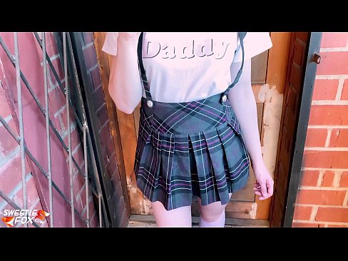 ❤️ Msichana wa shule Ananyonya Dick yake kwa kina na kutombana badala ya madarasa. Fucking ❌❤