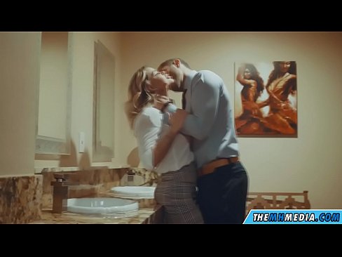 ❤️ Wakati blonde mwenye busty anakutongoza kwenye choo cha umma Fucking ❌❤